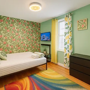 Tropical Comfort In Harlem Cozy With Snacks & Style Apartment